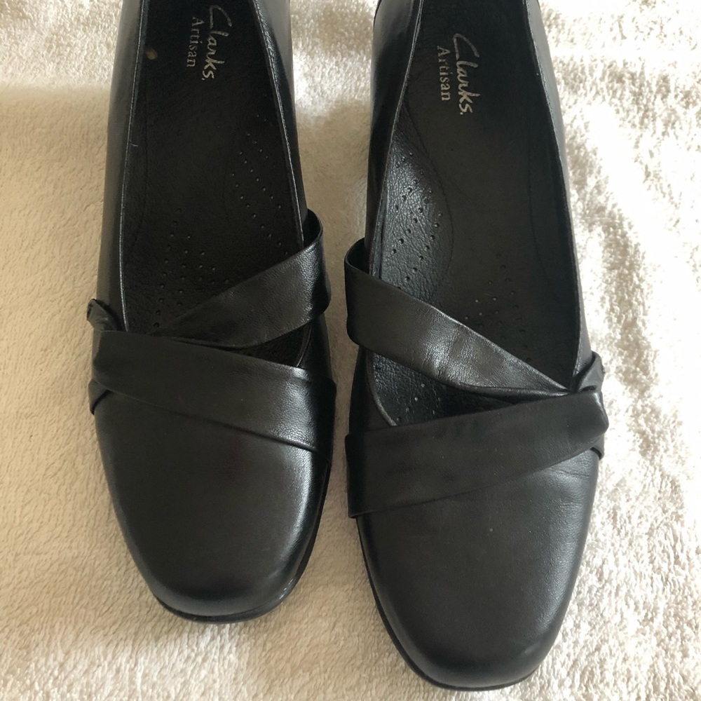 Clark Artisan Black Leather Pump - Picture 2 of 7